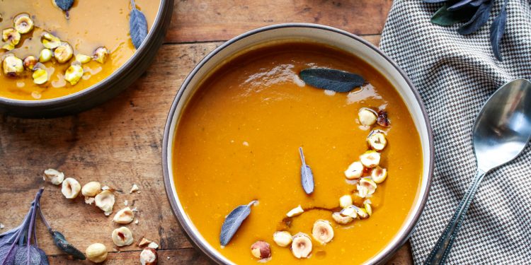 Cremige vegane geröstete Butternusskürbissuppe