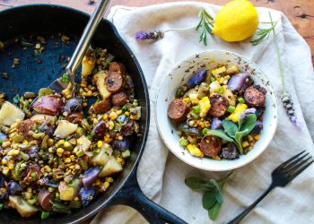 Rustikale vegane Mais -Kartoffel -Wurstgebühr