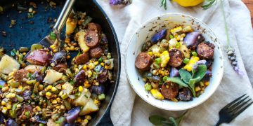 Rustikale vegane Mais -Kartoffel -Wurstgebühr