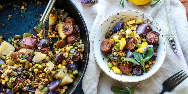 Rustikale vegane Mais -Kartoffel -Wurstgebühr