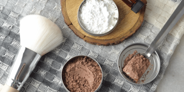 DIY-Trockenshampoo-Rezept für helles und dunkles Haar