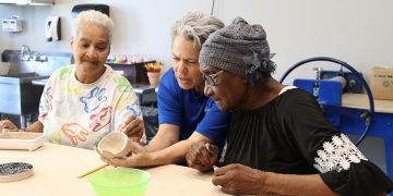 Holen Sie sich sozial – und Töpfer herum!