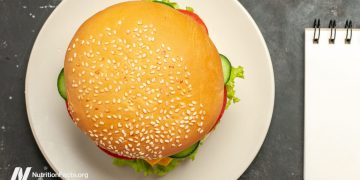 Wie gesund sind der unmögliche Burger und jenseits von Fleisch gegen Rindfleisch?