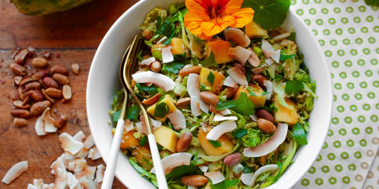 Rasierte Rosenstrout -Salat mit Erdnüssen und Papaya