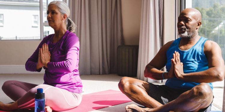 Holen Sie sich sozial – mit Yoga