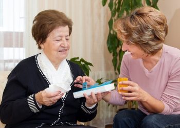 Einhaltung von Medikamenten und Administration für Senioren