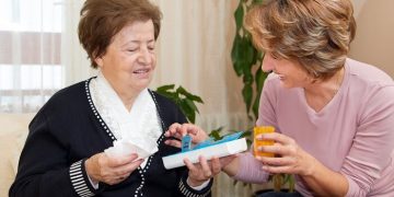 Einhaltung von Medikamenten und Administration für Senioren