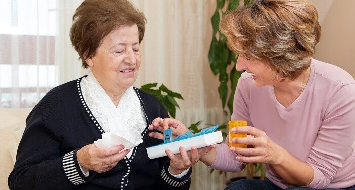Einhaltung von Medikamenten und Administration für Senioren