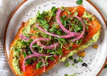 Geräucherter Lachs -Toast mit zerschlagenem Edamame