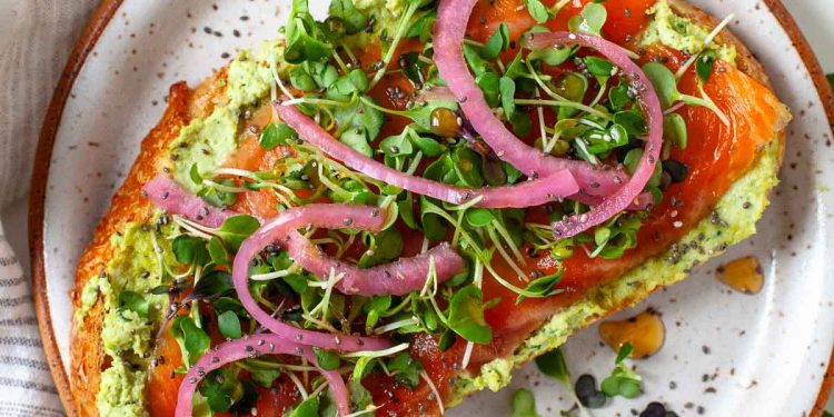 Geräucherter Lachs -Toast mit zerschlagenem Edamame