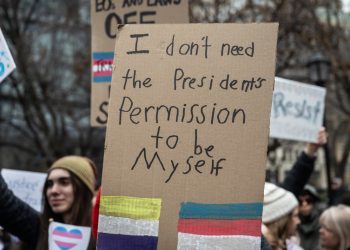 Einige Krankenhäuser halten Trumps Befehl über Transgender -Teenager: Aufnahmen ein