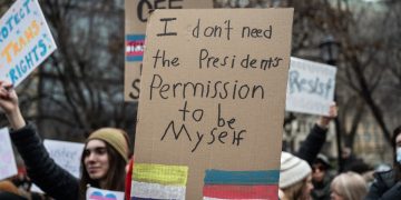 Einige Krankenhäuser halten Trumps Befehl über Transgender -Teenager: Aufnahmen ein