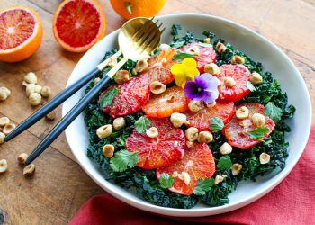 Blutorange -Salat mit Grünkohl und Haselnüssen