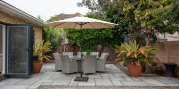 Wie man Terrassenmöbel einpackt und bewegt