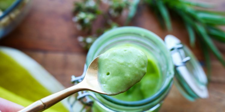 Gesunde vegane grüne Göttin Dressing