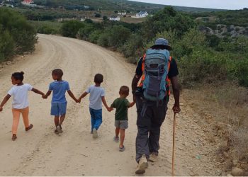 Dr. John Francis, 79, geht freundlich für die Erde