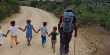Dr. John Francis, 79, geht freundlich für die Erde