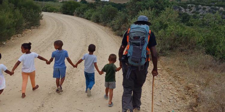Dr. John Francis, 79, geht freundlich für die Erde