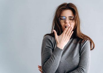 Abgelenktes Fahren und Schlafentzug mit der Krankenschwester Terry Cralle und Mary Helen Rogers (Fangzzzs Podcast -Episode) – Higher Sleep Council