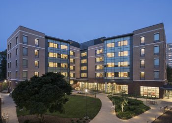 Senior Dwelling -Betreiber nehmen getestete Private -Taktiken an, während Trump Admin die Einwanderung harte Einwanderung übernimmt