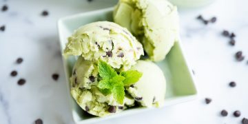 Hausgemachter Minz -Schokoladeneis -Eiscreme Rezept (Milchprodukte & Paleo)