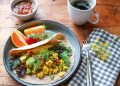 Simple Vegan Tofu Scramble Wrap mit Gemüse und Dill