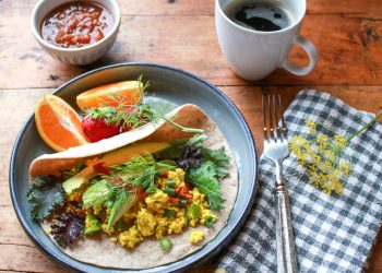 Simple Vegan Tofu Scramble Wrap mit Gemüse und Dill