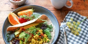 Simple Vegan Tofu Scramble Wrap mit Gemüse und Dill