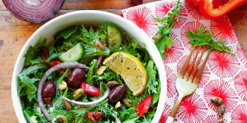 Griechischer Mizuna -Salat mit Sumac Spice French dressing