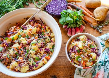 Buntes veganer Konfetti -Kartoffelsalat mit cremigem Zitronendressing