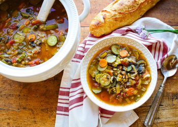 Herzhafte französische wilde Reisgemüse Suppe