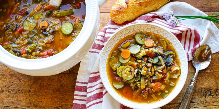 Herzhafte französische wilde Reisgemüse Suppe