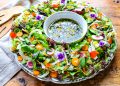 Mittsommer -Salatring mit Zitronenkraut -French dressing