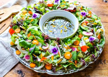 Mittsommer -Salatring mit Zitronenkraut -French dressing