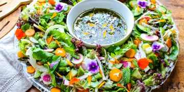 Mittsommer -Salatring mit Zitronenkraut -French dressing