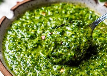 Hausgemachte Zhoug -Sauce (würzige Koriandersauce)