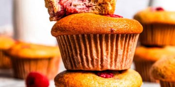 Einfache Himbeer -Muffins (flauschig und superfeucht!)