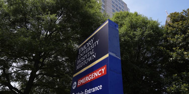 Nach Georgiens fetalem 'Persönlichkeitsgesetz “bleibt eine schwangere Frau in Lebensunterstützung: Aufnahmen