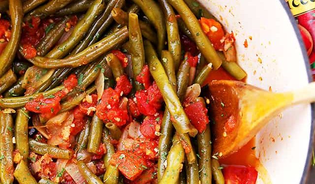 Geschmorte grüne Bohnen und Tomaten