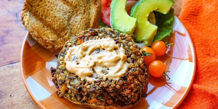Würzige Süßkartoffel -Sorghum -Gemüse -Burgers