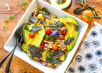 Gegrillter Mais -Kartoffel -Salat mit knusprigem Salat