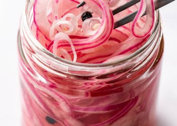 Schnelle eingelegte Zwiebeln (einfach und aromatisch)