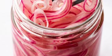 Schnelle eingelegte Zwiebeln (einfach und aromatisch)