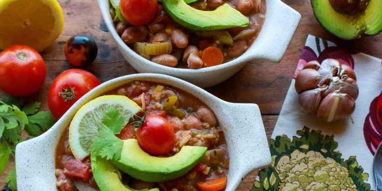 Veganer Sommer Gemüse Chili – Sharon Palmer, die pflanzliche Ernährungsberaterin, die angetrieben wird