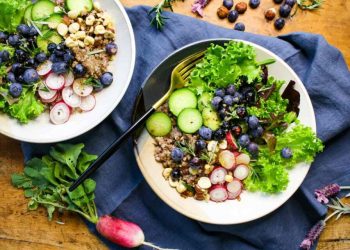 Blaubeer Buchweizengroats Schüssel mit Rosmarin -Balsamico -French dressing