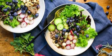 Blaubeer Buchweizengroats Schüssel mit Rosmarin -Balsamico -French dressing