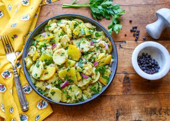 Skandinavischer Goldener Rübe & Kartoffelsalat mit Wacholder French dressing