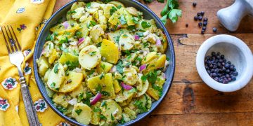 Skandinavischer Goldener Rübe & Kartoffelsalat mit Wacholder French dressing