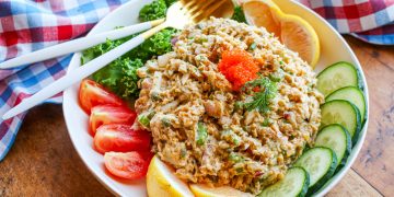 Veganer Meeresfrüchtesalat mit Herzen von Handfläche und Kichererbsen