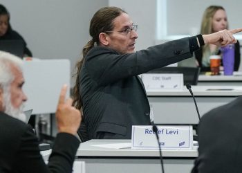 Die Impfberater von CDC fügen Covid -Impfstoffregeln in umstrittenen Treffen hinzu: Aufnahmen